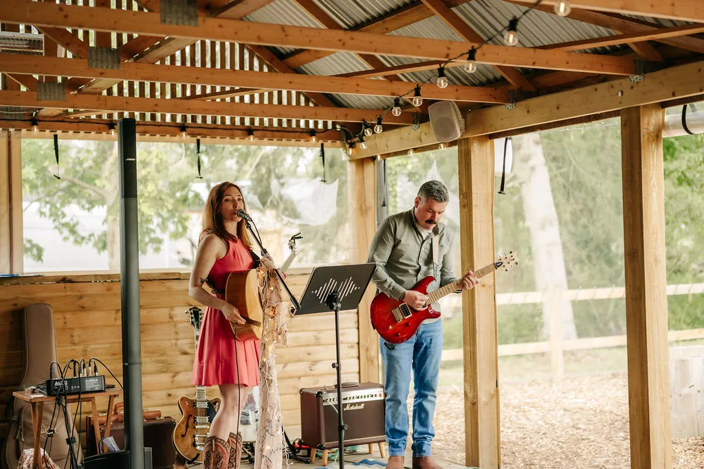 Acoustic music performers at a wedding create relaxed fun vibes